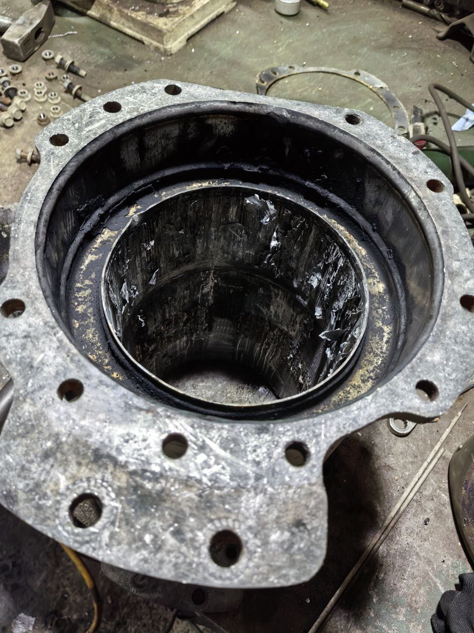 Сажевый фильтр Hyundai HD после удаления — чистая система выхлопа