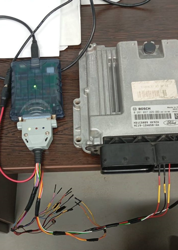 Блок управления Ford Transit Pro с подключенным программатором во время прошивки