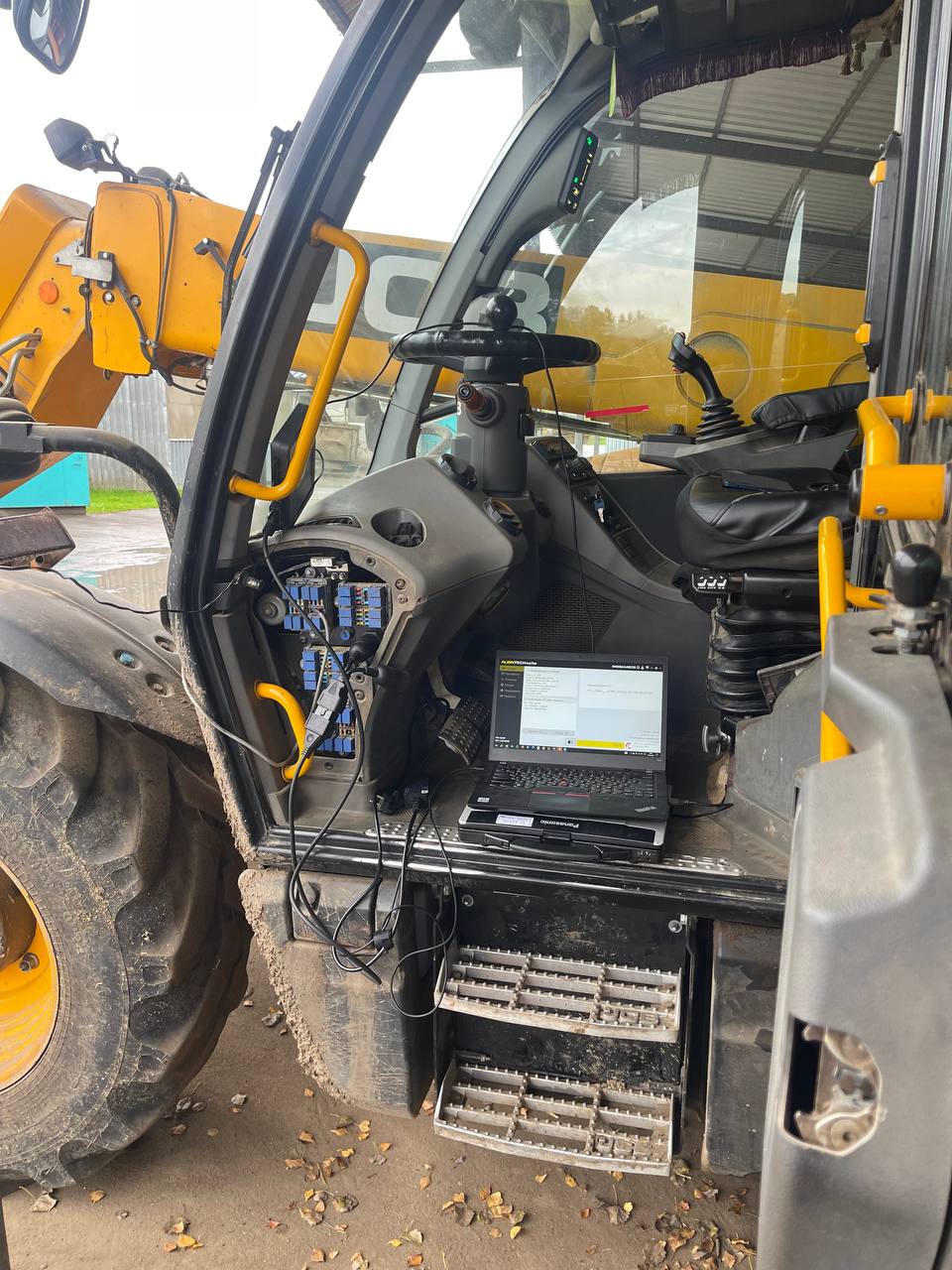Ноутбук с программой диагностики на JCB